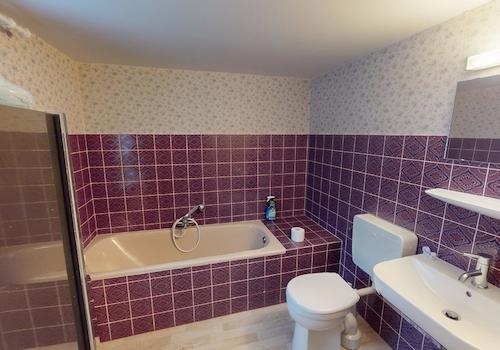 Badezimmer mit Badewanne