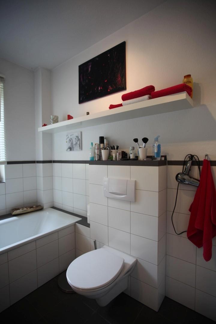 Großes Bad mit Wanne und Dusch