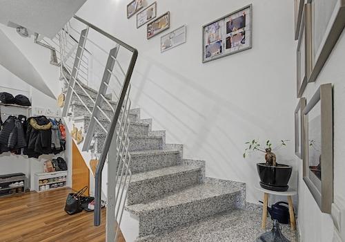 Treppenaufgang zum oberen Wohnbereich