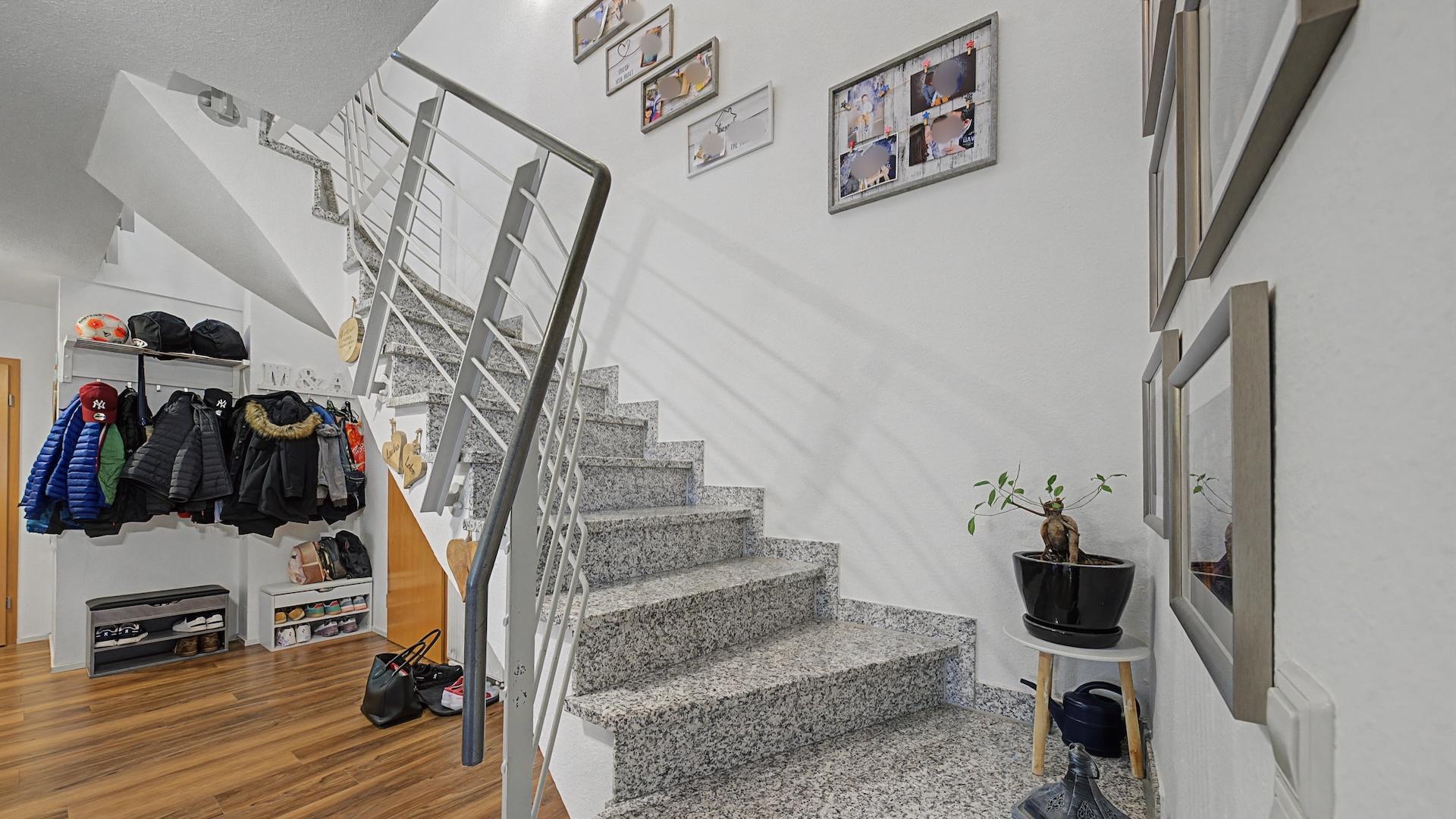 Treppenaufgang zum oberen Wohnbereich