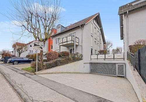 Außenansicht mit Tiefgarageneinfahrt