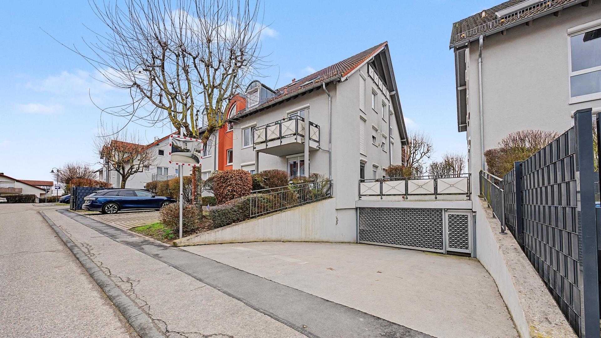 Außenansicht mit Tiefgarageneinfahrt