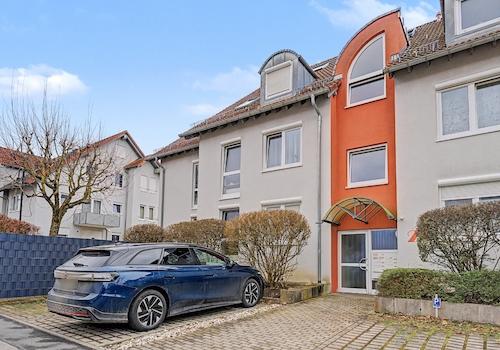 Außenansicht mit Stellplatz