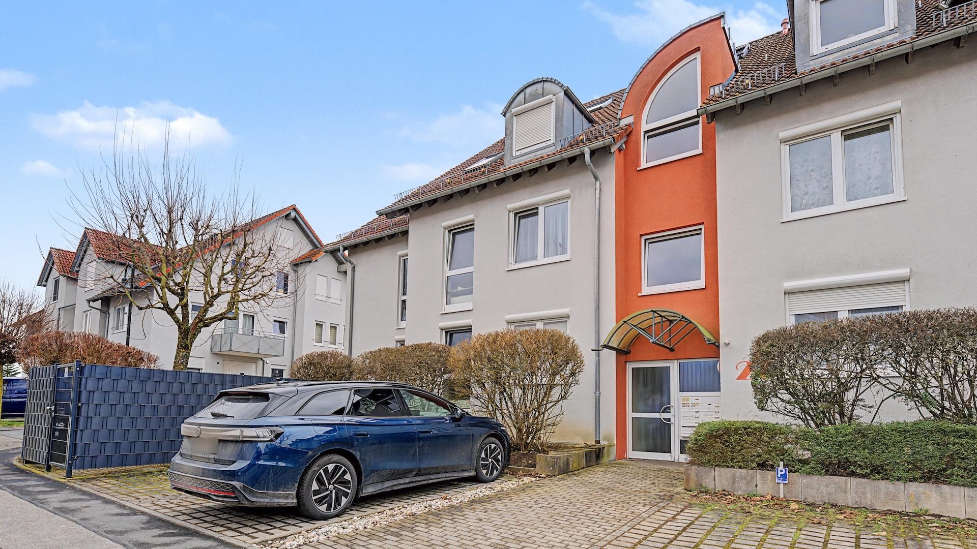 Außenansicht mit Stellplatz