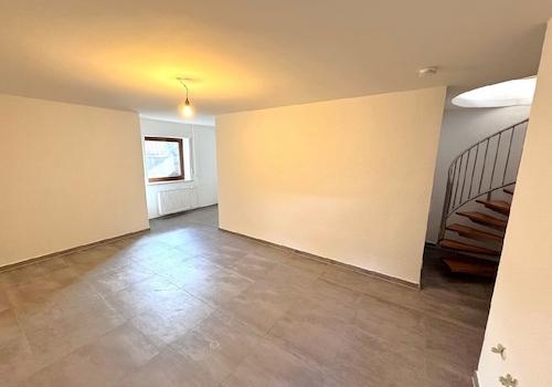 UG Schlafzimmer mit Schminckecke oder Arbeitsplatz