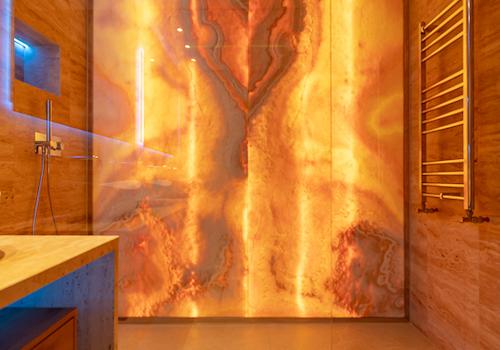 Badezimmer Onyx beleuchtet