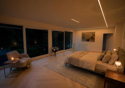 OG_Schlafzimmer_bei_Nacht_AI