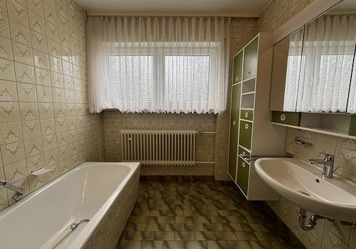 Bad mit Dusche und Badewanne Erdgeschoss