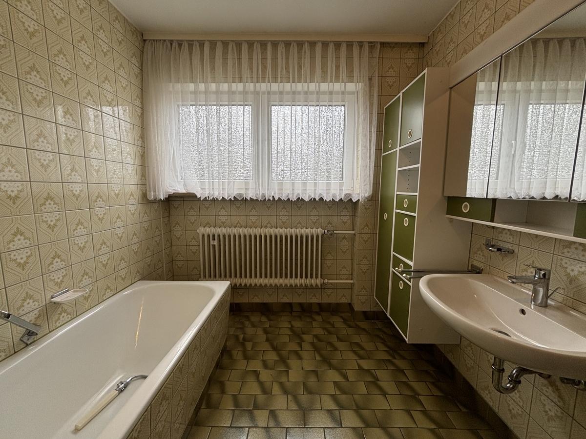 Bad mit Dusche und Badewanne Erdgeschoss