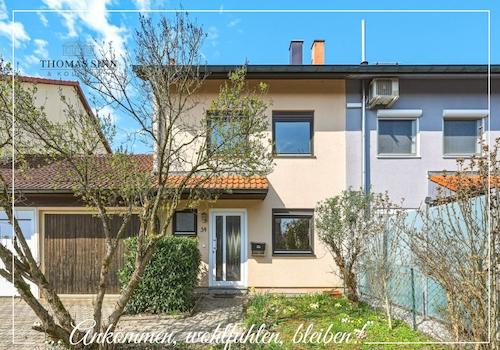 Eingangsbereich mit Garage und Vorgarten