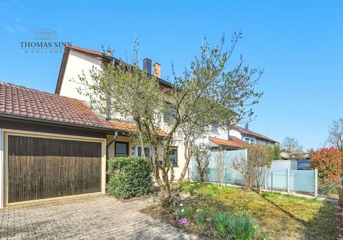 Eingangsbereich mit Garage und Vorgarten