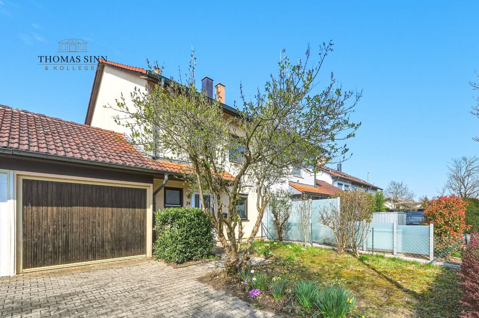 Eingangsbereich mit Garage und Vorgarten