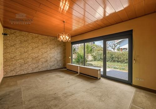 EG: Wohn-/Esszimmer mit Blick in den Garten