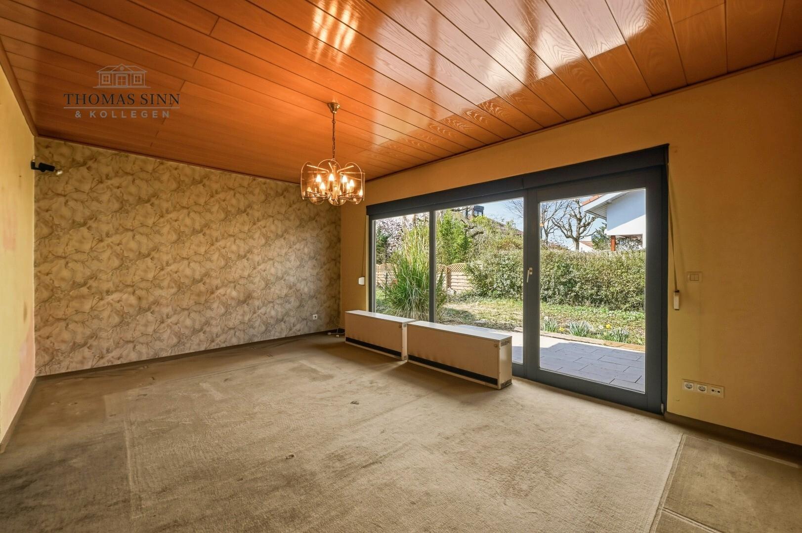 EG: Wohn-/Esszimmer mit Blick in den Garten