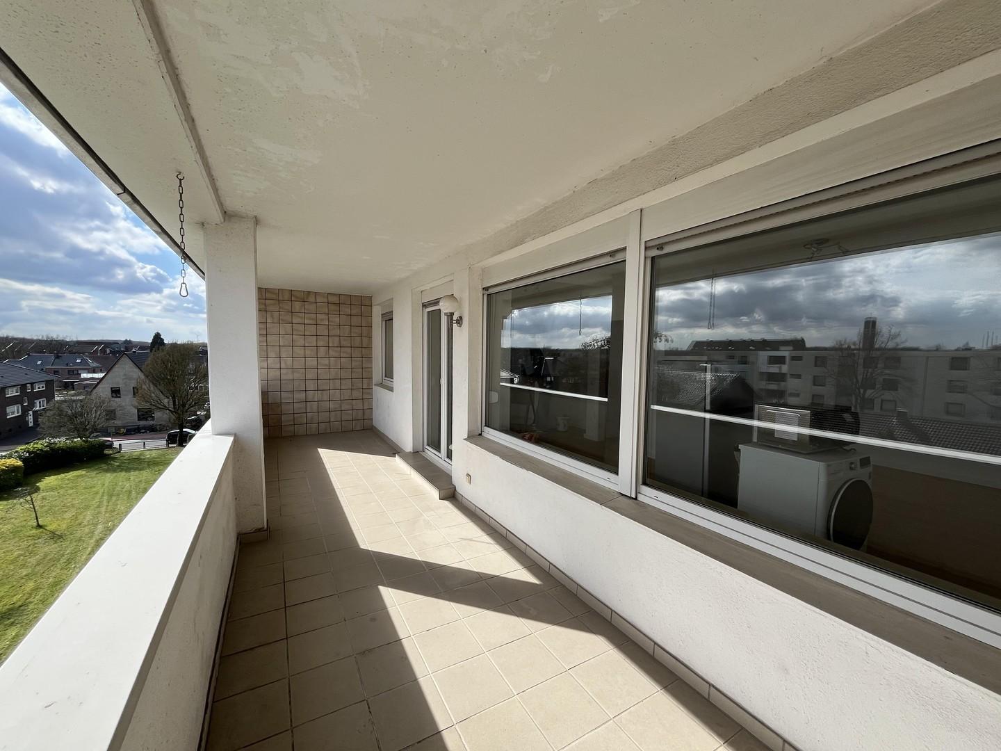 Überdachte großflächige Loggia