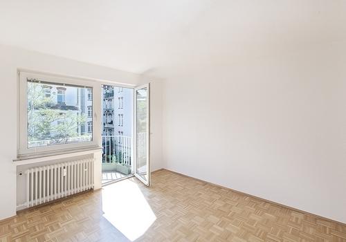 Schlafzimmer mit Balkonzugang