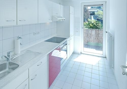 Küche mit Balkonzugang