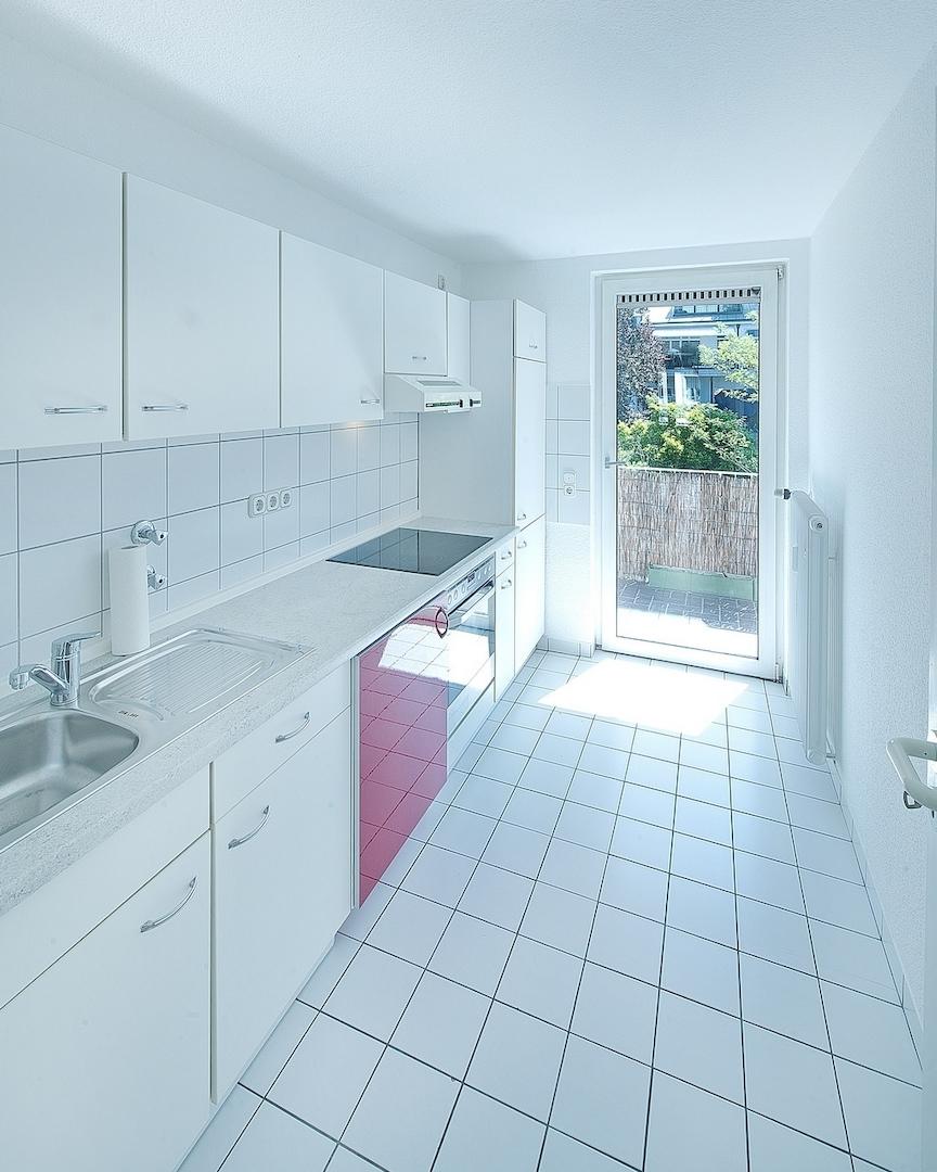 Küche mit Balkonzugang