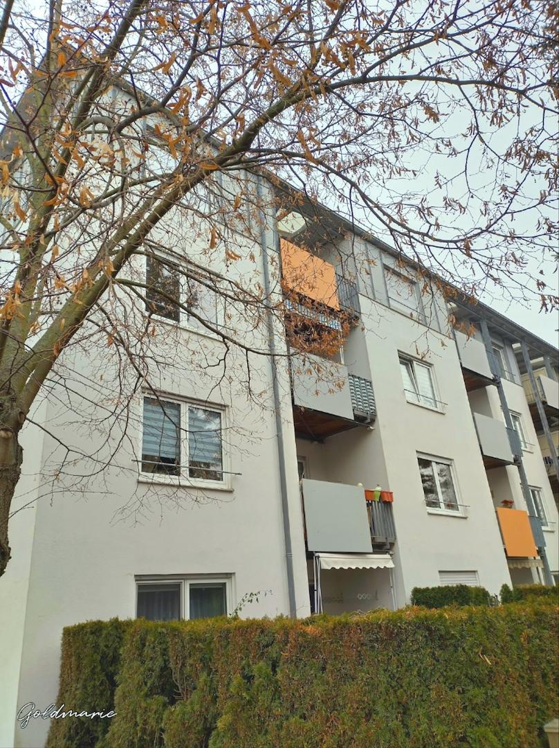 Balkon zur Südseite mit Markise