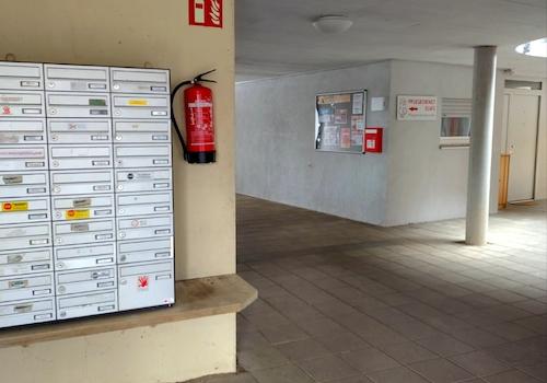 Eingangsbereich mit Briefkastenanlage