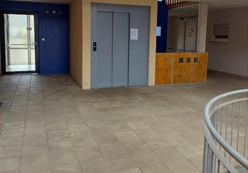 Geräumiger Aufzug bis in den Keller