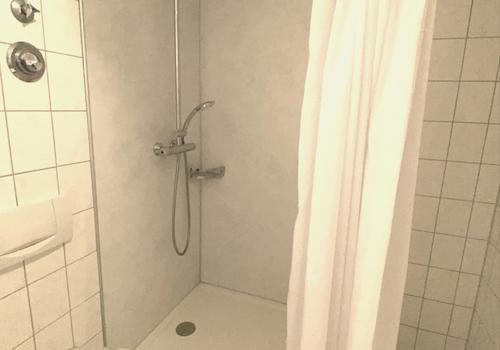 Abgesenkte geräumige Dusche