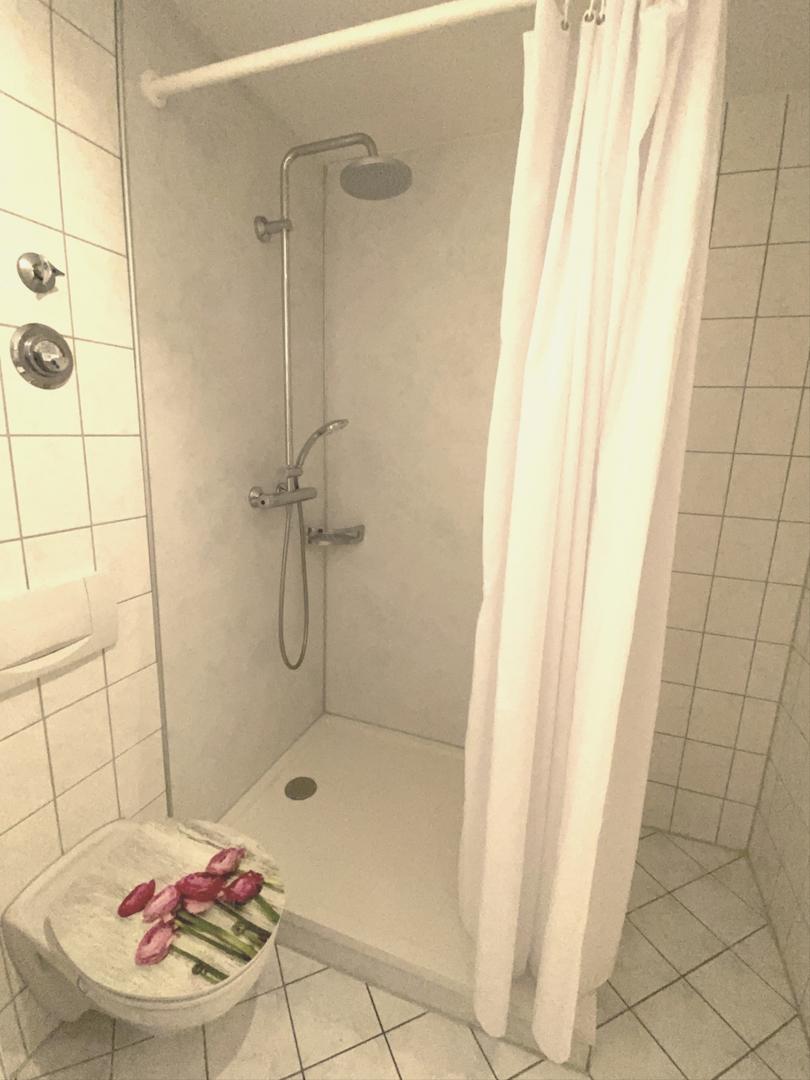 Abgesenkte geräumige Dusche