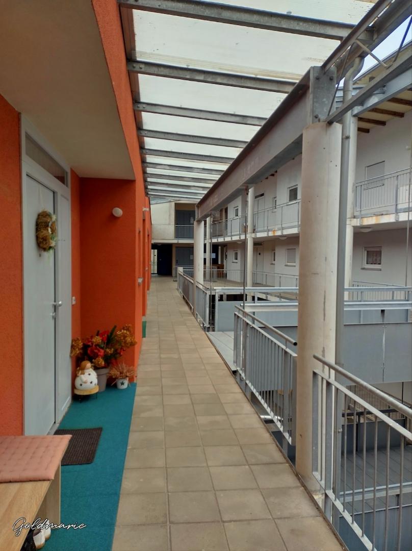 Breite Flure zu den Wohnungen