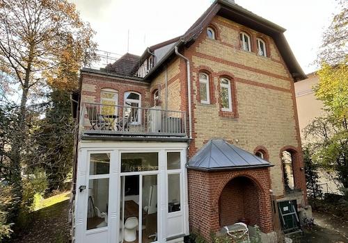 Blick vom Garten auf das Haus