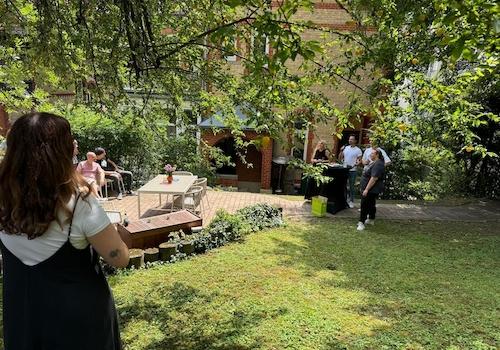 Gemeinsames Grillen im Garten