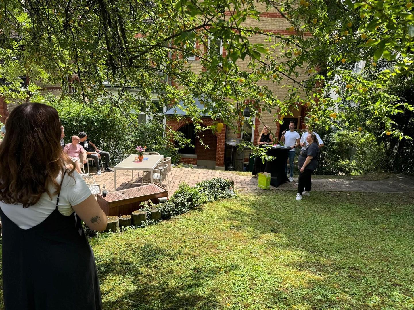 Gemeinsames Grillen im Garten
