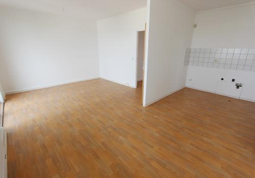 Wohnzimmer mit offener Küche