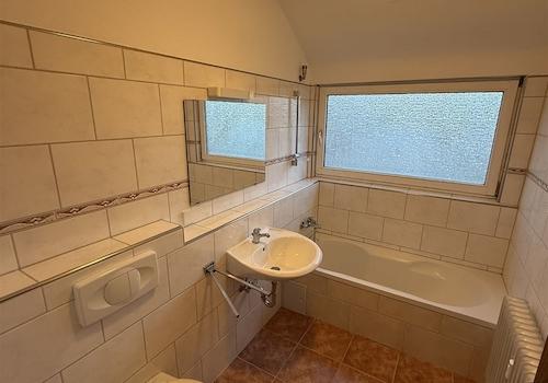 OG Bad mit Badewanne