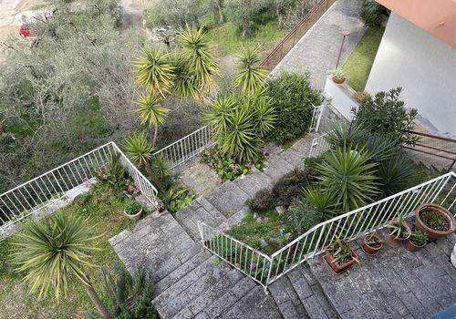 EG-Ausblick vom Balkon auf eigene Gartenanlage (2)