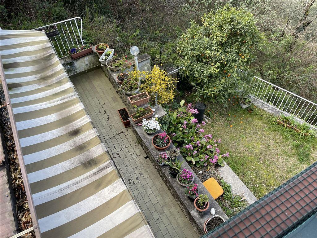 EG-Ausblick vom Balkon auf eigene Gartenanlage