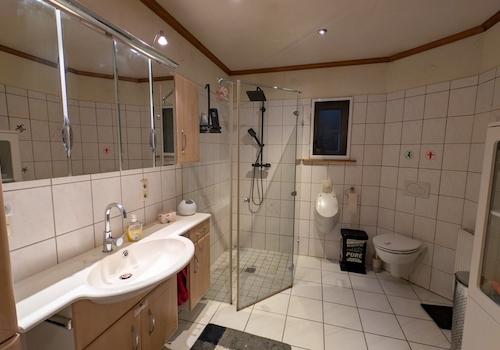 Bad mit bodentiefer Dusche