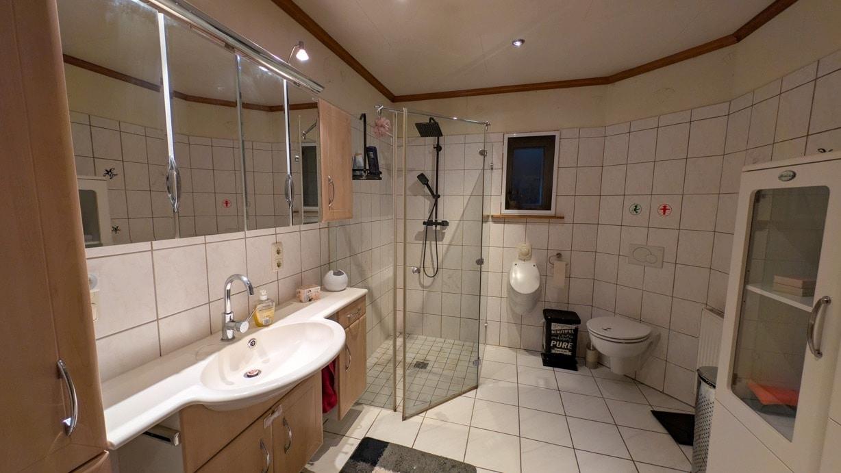 Bad mit bodentiefer Dusche