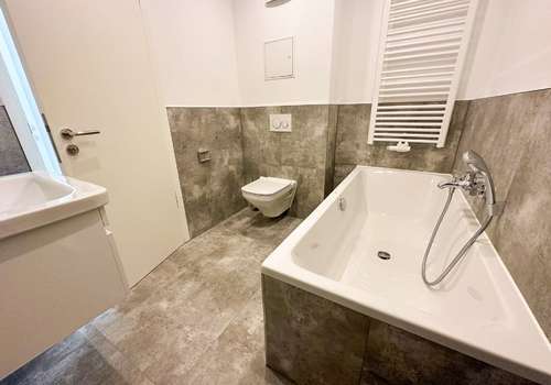 Badezimmer mit Badewanne