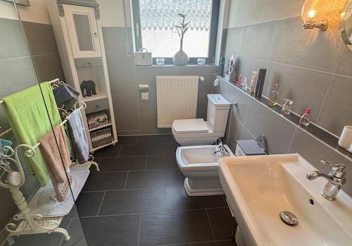 Tageslichtbad mit Wanne und Dusche