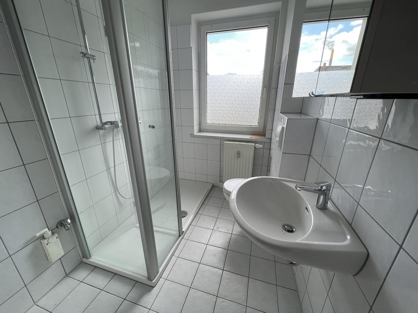 Bad mit Dusche und Fenster