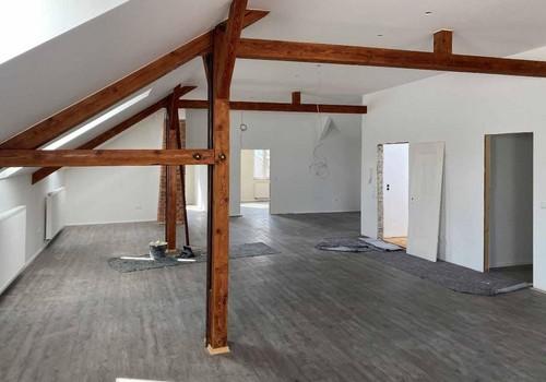 Wohnraum, weisse Türen kommen