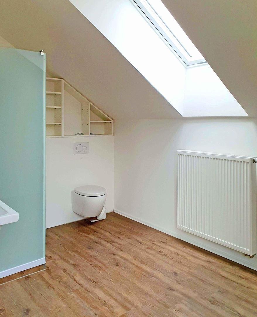 Modernes, helles Bad