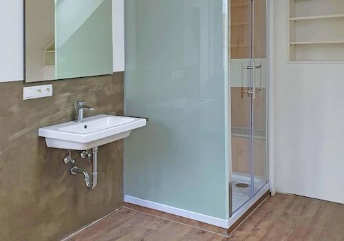 Modernes, helles Bad