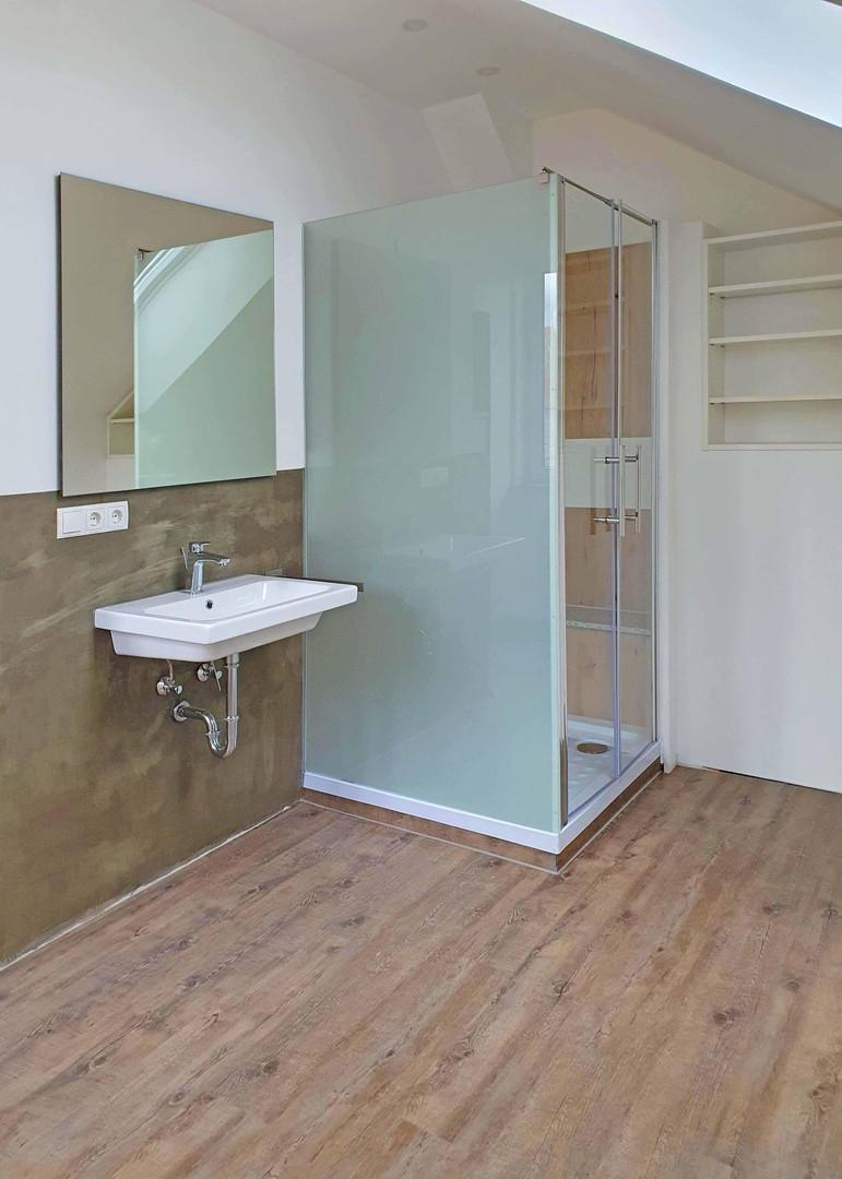 Modernes, helles Bad