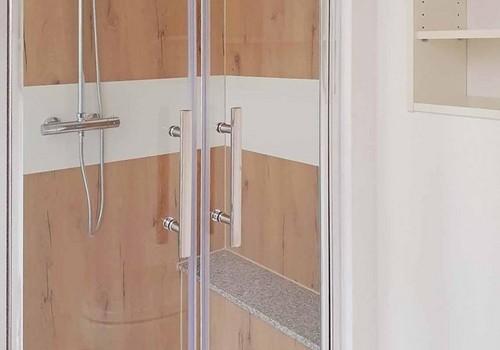 Modernes, helles Bad