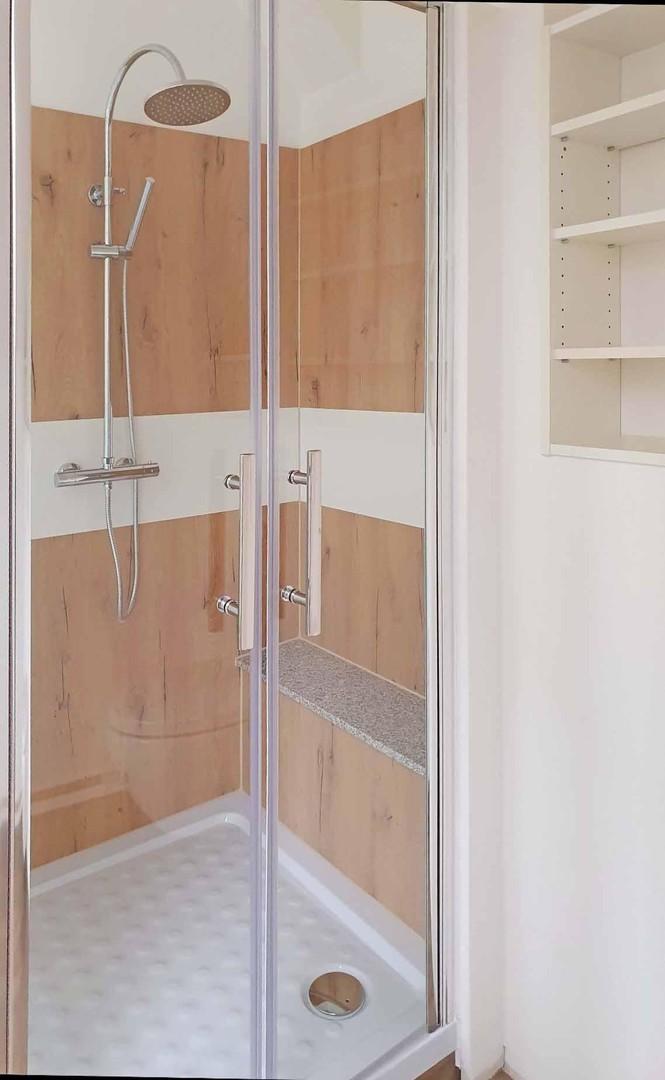 Modernes, helles Bad