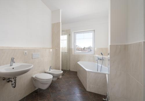 Bad mit Wanne und Dusche