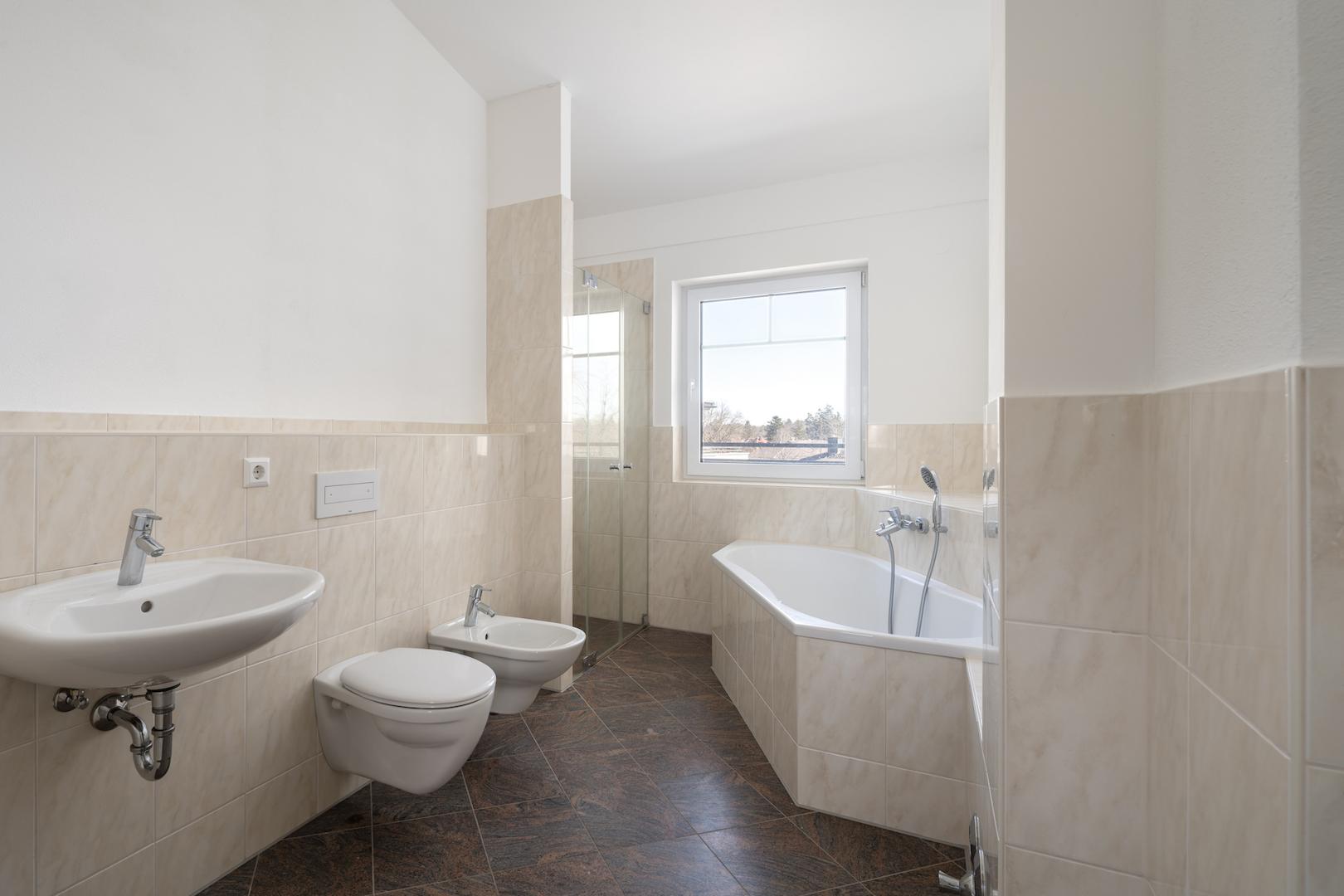 Bad mit Wanne und Dusche