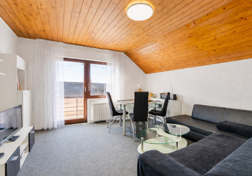 Helles Wohnzimmer + Balkon