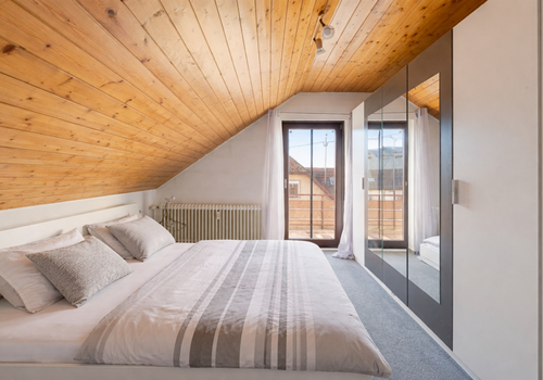 Schlafzimmer mit Balkonzugang